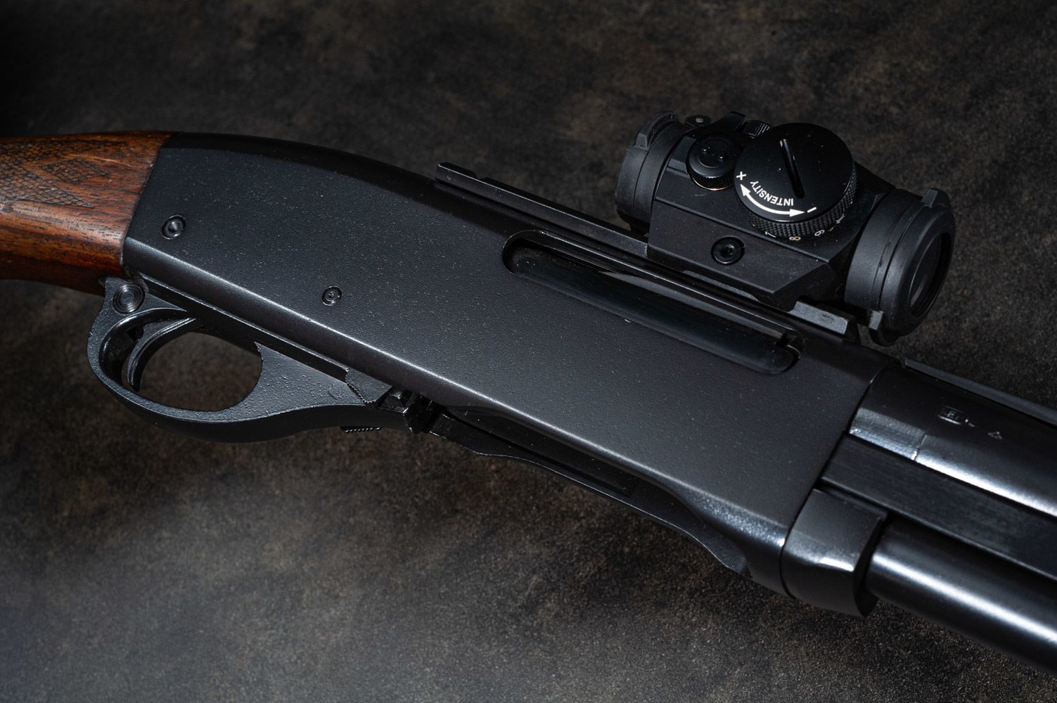 Carabine à pompe Remington 7600 rénovée avec un noir intégral Elite E-100 Blackout