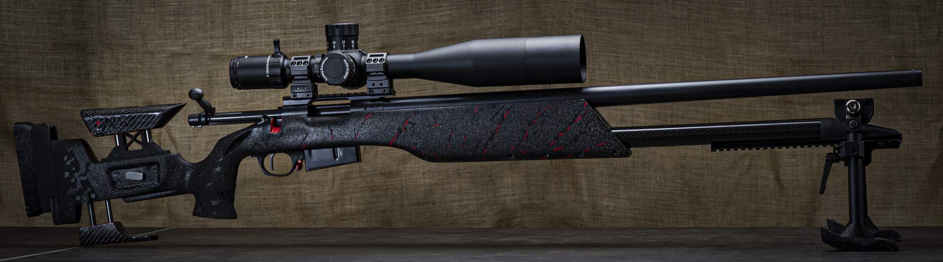 Crosse Begara HMR modifiée pour le tir longue distance, bipied déporté sur mat carbone